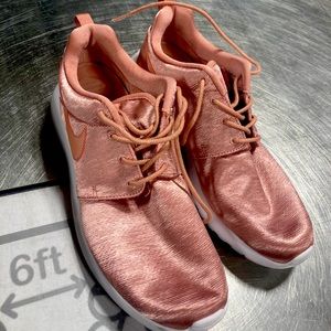 Nike Roshe size 9 gorgeous rose gold -one of few